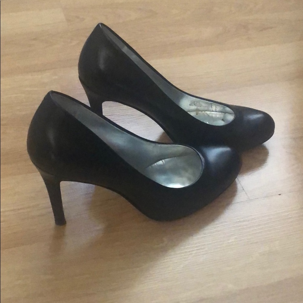 Black natural leather round toe heels size 7 1/2